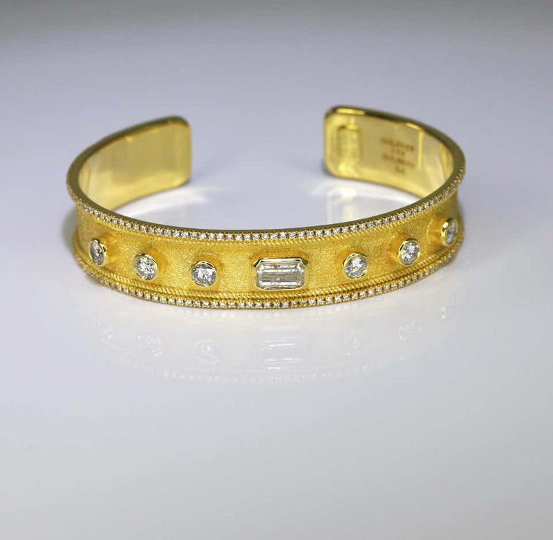 18 Karat Yellow Gold Bracelet with White Diamonds