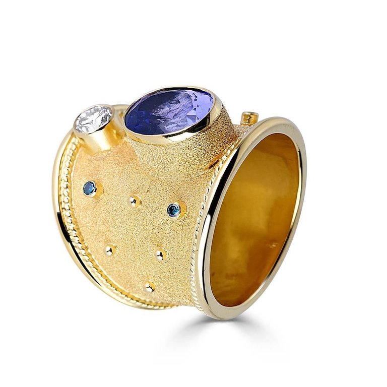 18 Karat Yellow Gold Tanzanite and White Blue Diamonds Ring