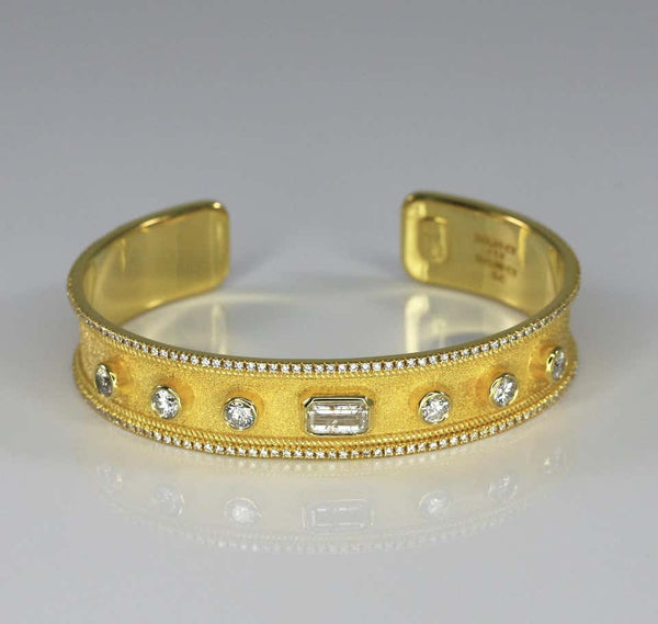 18 Karat Yellow Gold Bracelet with White Diamonds