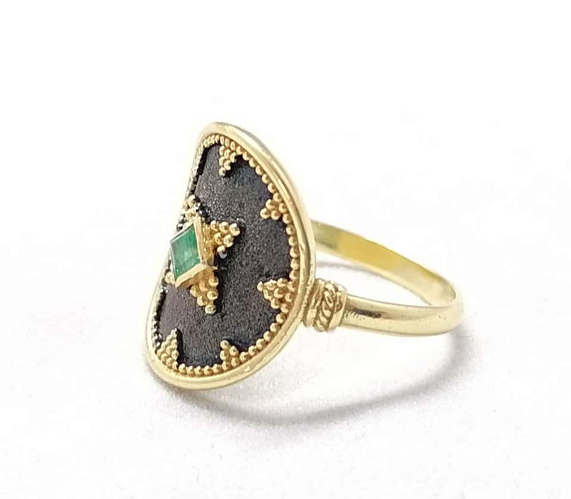 18 Karat Yellow Gold and Rhodium Emerald Round Band Ring
