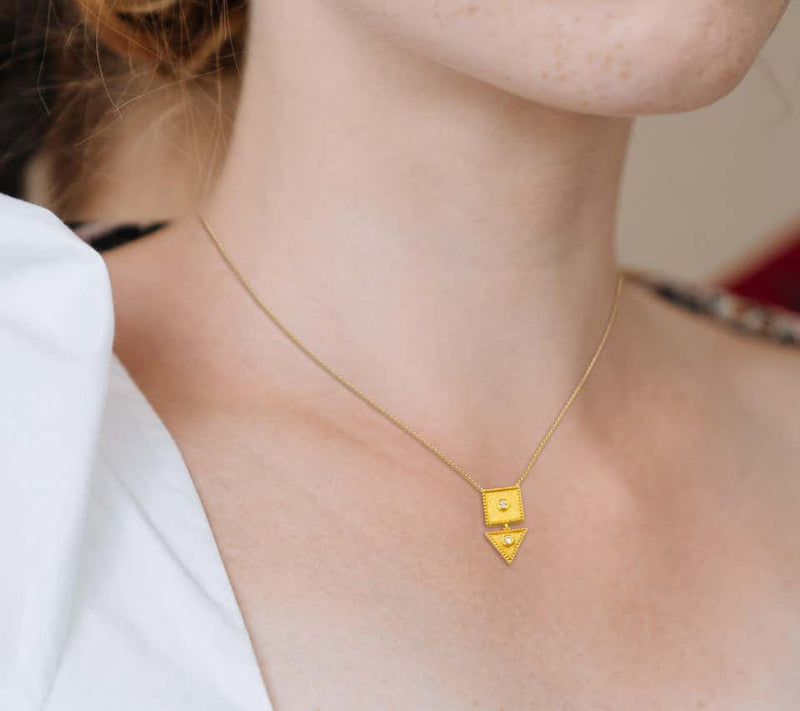 18 Karat Yellow Gold Drop Diamond Pendant Necklace Chain