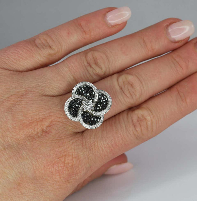 18 Karat White Gold Ring with White and Black Diamond