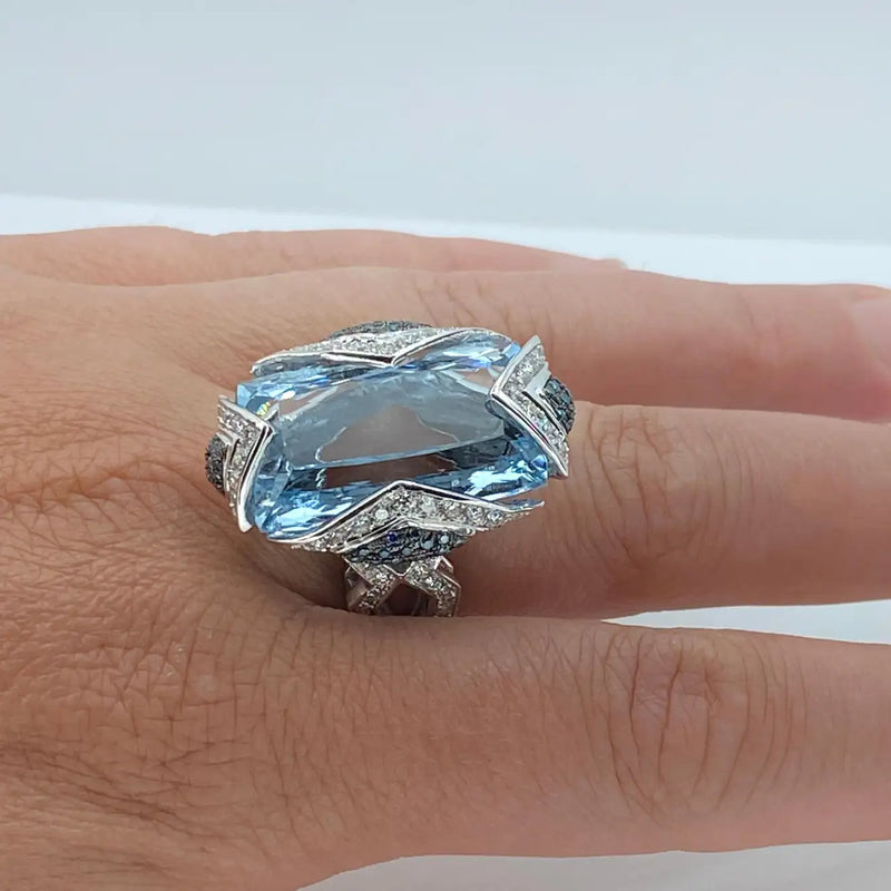 18 Karat White Gold Aquamarine Blue and White Diamond Ring