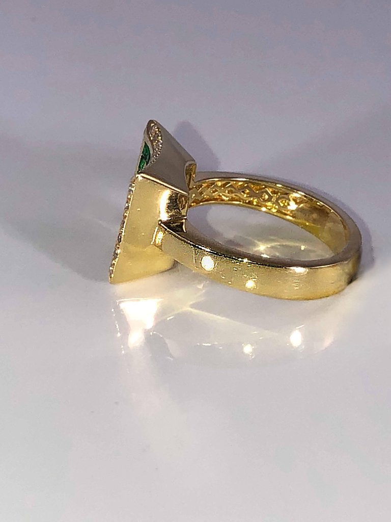 18 Karat Yellow Gold Diamond Emerald Greek Key Design Ring
