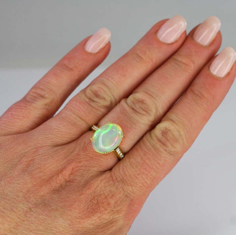 18 Karat Yellow Gold Ring with Opal and Diamonds