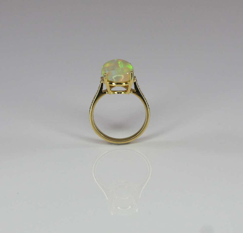 18 Karat Yellow Gold Ring with Opal and Diamonds