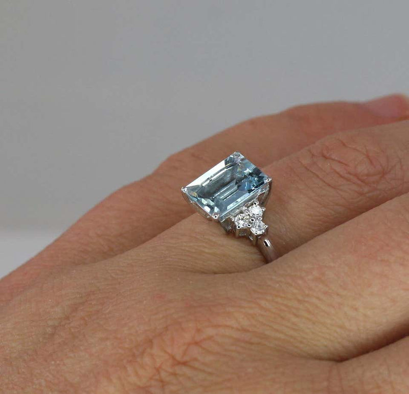 18 Karat White Gold Aquamarine Solitaire Ring with Diamonds