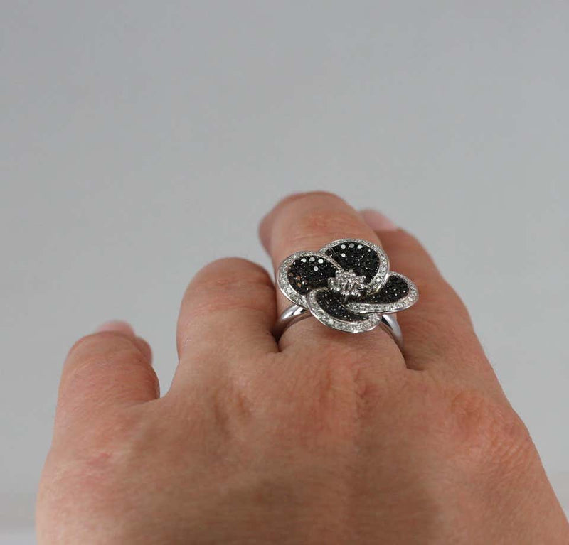 18 Karat White Gold Ring with White and Black Diamond